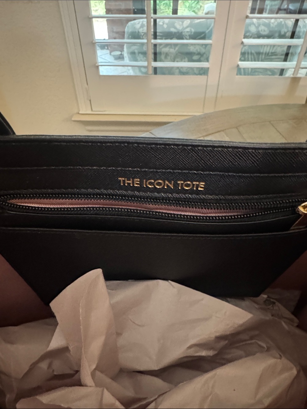 NWT, Ted Baker gorgeous  “ The Icon Tote “ in a large floral Tote . - Picture 6 of 7